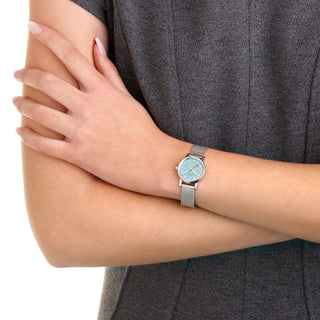 evo2, 26mm, Turquoise Lake Edelstahl Uhr, MSE.26140.SM, Person mit Armbanduhr am Handgelenk