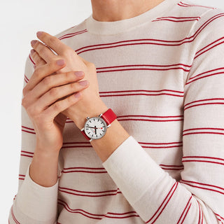 evo2, 35 mm, Rotes Veganes Trauben Leder Uhr, MSE.35110.LCV, Person mit Armbanduhr am Handgelenk