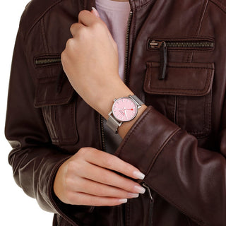evo2, 35mm, Wild Rose Edelstahl Uhr, MSE.35130.SM, Person mit Armbanduhr am Handgelenk