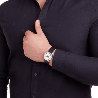 evo2 Automatic, 35 mm, Schwarzes Veganes Trauben Leder Uhr, Person mit Armbanduhr am Handgelenk