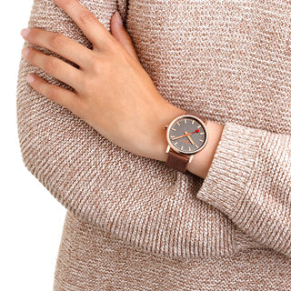 evo2, 40mm, Rose Gold Toned and Brown Uhr, MSE.40181.LG, Person mit Armbanduhr am Handgelenk