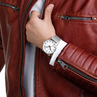 evo2, 43 mm, Edelstahl Uhr, MSE.43110.SJ, Person mit Armbanduhr am Handgelenk